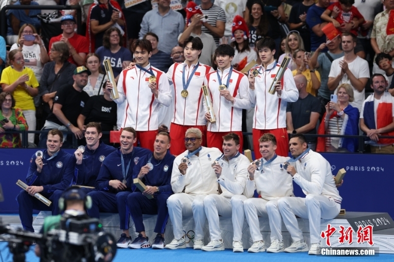 當(dāng)?shù)貢r間8月4日，在巴黎奧運會游泳項目男子4x100米混合泳接力決賽中，由徐嘉余、覃海洋、孫佳俊、潘展樂組成的中國隊奪得金牌。圖為獲獎運動員合影。