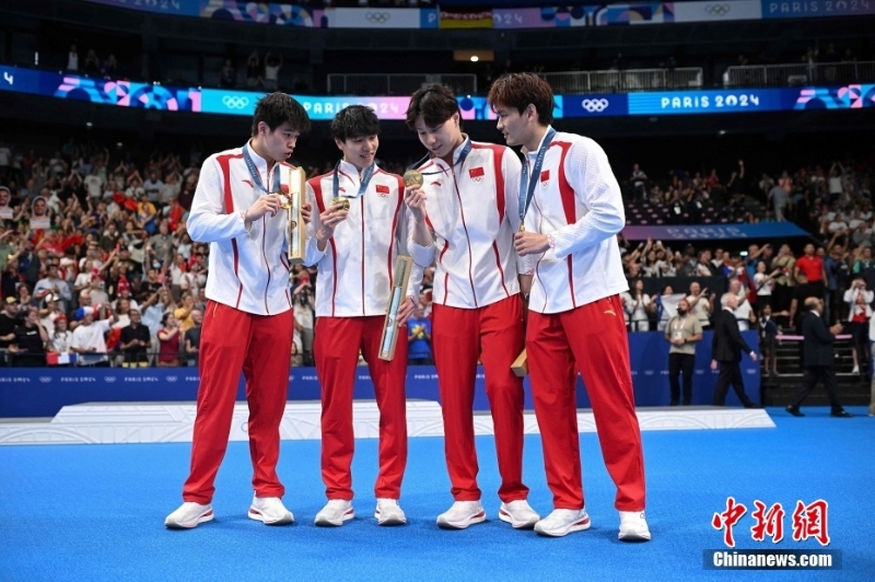 當(dāng)?shù)貢r間8月4日，在巴黎奧運會游泳項目男子4x100米混合泳接力決賽中，由徐嘉余、覃海洋、孫佳俊、潘展樂組成的中國隊奪得金牌。