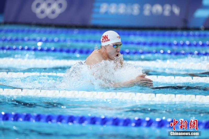 當(dāng)?shù)貢r間8月4日，在巴黎奧運會游泳項目男子4x100米混合泳接力決賽中，由徐嘉余、覃海洋、孫佳俊、潘展樂組成的中國隊奪得金牌。圖為覃海洋在比賽中。