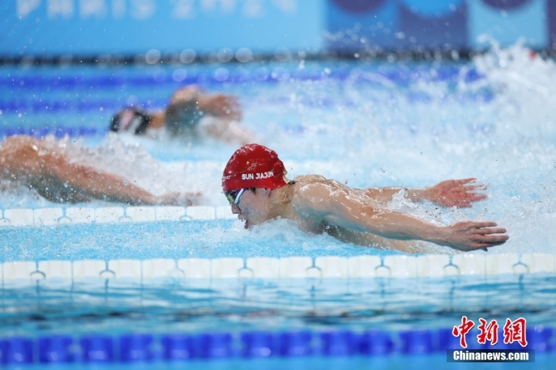 當(dāng)?shù)貢r間8月4日，在巴黎奧運會游泳項目男子4x100米混合泳接力決賽中，由徐嘉余、覃海洋、孫佳俊、潘展樂組成的中國隊奪得金牌。圖為孫佳俊在比賽中。