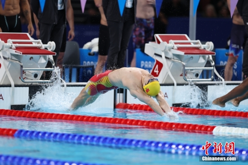 當(dāng)?shù)貢r間8月4日，在巴黎奧運會游泳項目男子4x100米混合泳接力決賽中，由徐嘉余、覃海洋、孫佳俊、潘展樂組成的中國隊奪得金牌。圖為徐嘉余在比賽中。