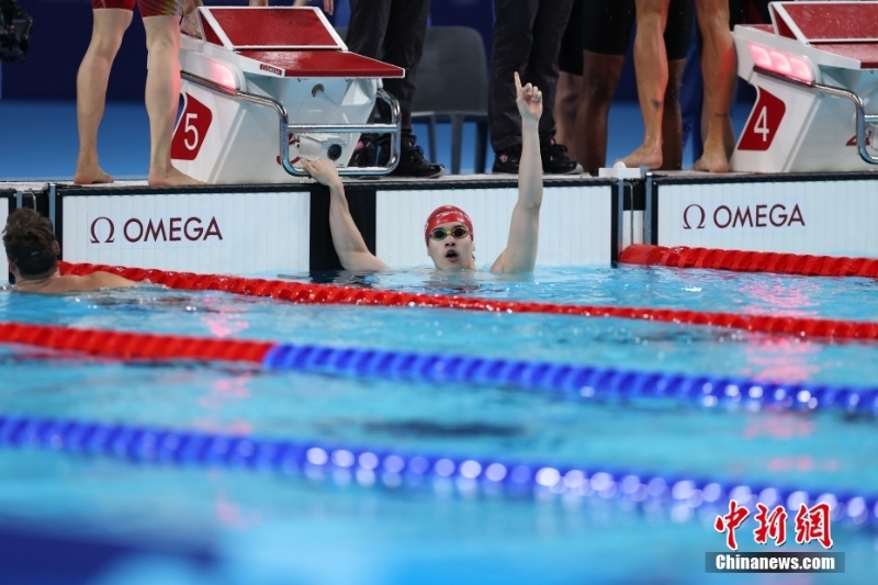 當(dāng)?shù)貢r間8月4日，在巴黎奧運會游泳項目男子4x100米混合泳接力決賽中，由徐嘉余、覃海洋、孫佳俊、潘展樂組成的中國隊奪得金牌。圖為潘展樂慶祝奪金。