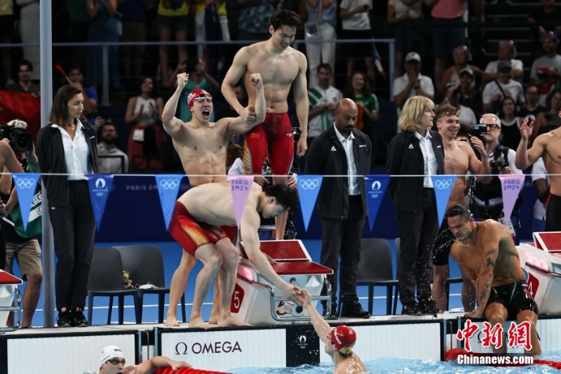 當(dāng)?shù)貢r間8月4日，巴黎奧運會男子4×100米混合泳接力決賽中，由徐嘉余、覃海洋、孫佳俊、潘展樂組成的中國隊獲得金牌。這是中國游泳隊巴黎奧運會第2枚金牌。