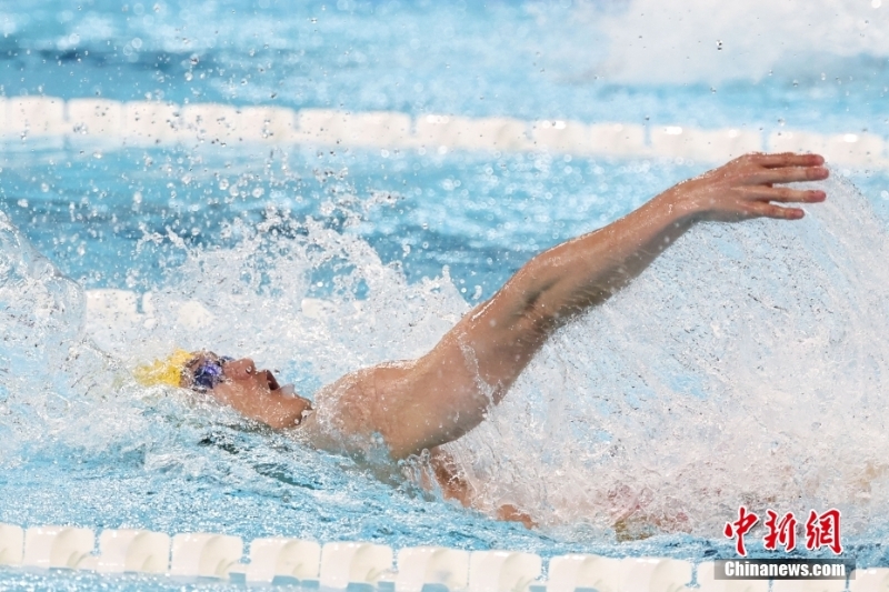 當(dāng)?shù)貢r間8月4日，巴黎奧運會男子4×100米混合泳接力決賽中，由徐嘉余、覃海洋、孫佳俊、潘展樂組成的中國隊獲得金牌。這是中國游泳隊巴黎奧運會第2枚金牌。圖為比賽現(xiàn)場。
