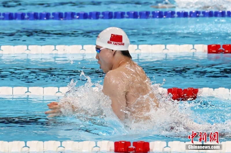 當(dāng)?shù)貢r間8月4日，巴黎奧運會男子4×100米混合泳接力決賽中，由徐嘉余、覃海洋、孫佳俊、潘展樂組成的中國隊獲得金牌。這是中國游泳隊巴黎奧運會第2枚金牌。圖為比賽現(xiàn)場。