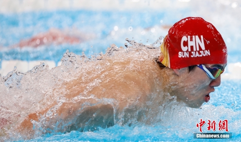 當(dāng)?shù)貢r間8月4日，巴黎奧運會男子4×100米混合泳接力決賽中，由徐嘉余、覃海洋、孫佳俊、潘展樂組成的中國隊獲得金牌。這是中國游泳隊巴黎奧運會第2枚金牌。圖為比賽現(xiàn)場。