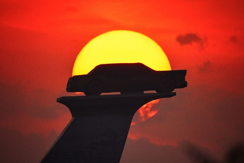 2023年6月17日，長春市汽車廣場內(nèi)的汽車雕塑沐浴在晨曦中。（圖源：新華社）