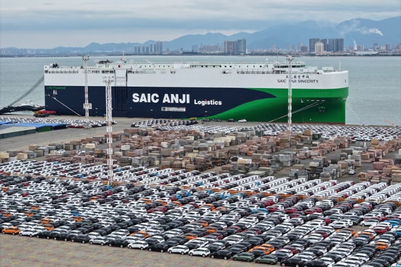 2024年1月23日，“上汽安吉申誠”號汽車滾裝船?？吭诟＝◤B門東渡港區(qū)現(xiàn)代碼頭（無人機照片）。（圖源：新華社）