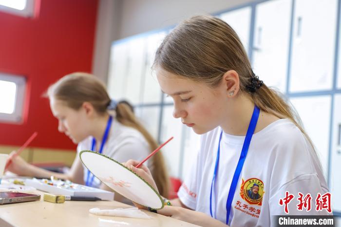 山東青島：學(xué)剪紙、繪團扇俄羅斯學(xué)生體驗中華傳統(tǒng)文化