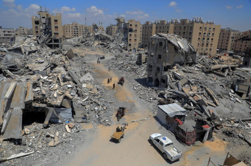 這是8月11日在加沙地帶南部城市汗尤尼斯西北部地區(qū)拍攝的建筑物廢墟。（圖源：新華社）