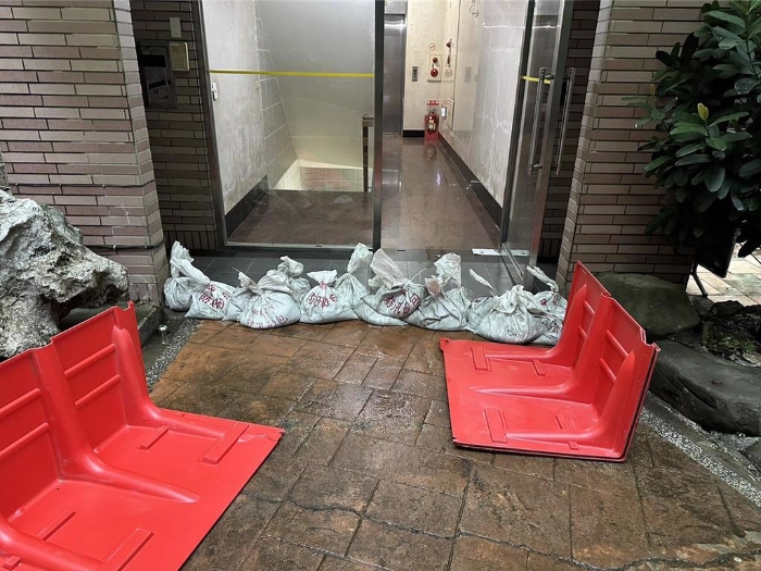 臺(tái)南市安南區(qū)1棟大樓因暴雨出現(xiàn)梯瀑