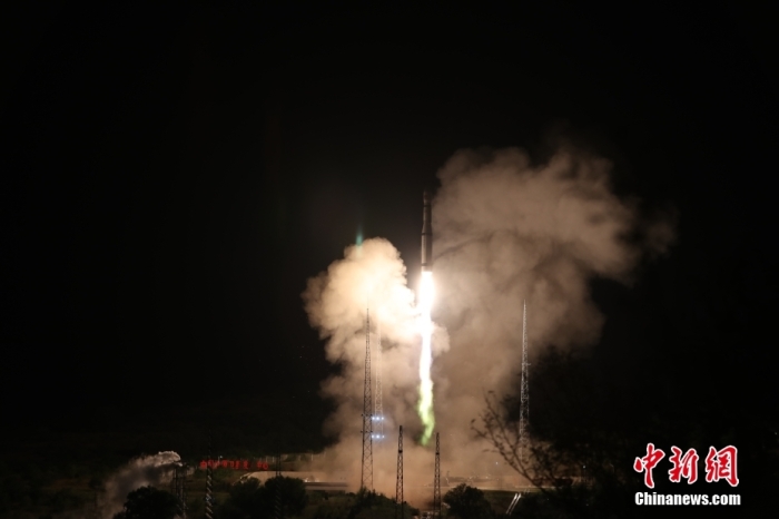 北京時(shí)間9月6日2時(shí)30分，中國(guó)在太原衛(wèi)星發(fā)射中心使用長(zhǎng)征六號(hào)運(yùn)載火箭，成功將吉利星座03組衛(wèi)星發(fā)射升空，10顆衛(wèi)星順利進(jìn)入預(yù)定軌道，發(fā)射任務(wù)獲得圓滿成功。這次任務(wù)是長(zhǎng)征系列運(yùn)載火箭的第534次飛行。安迪 攝