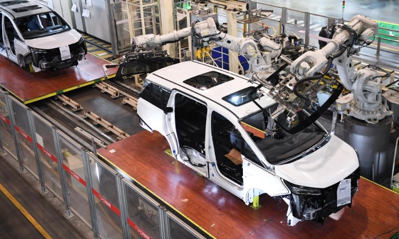 2023年3月20日，在位于廣州的廣汽傳祺智慧工廠總裝車間，機(jī)器人手臂在安裝汽車玻璃。（圖源：新華社）