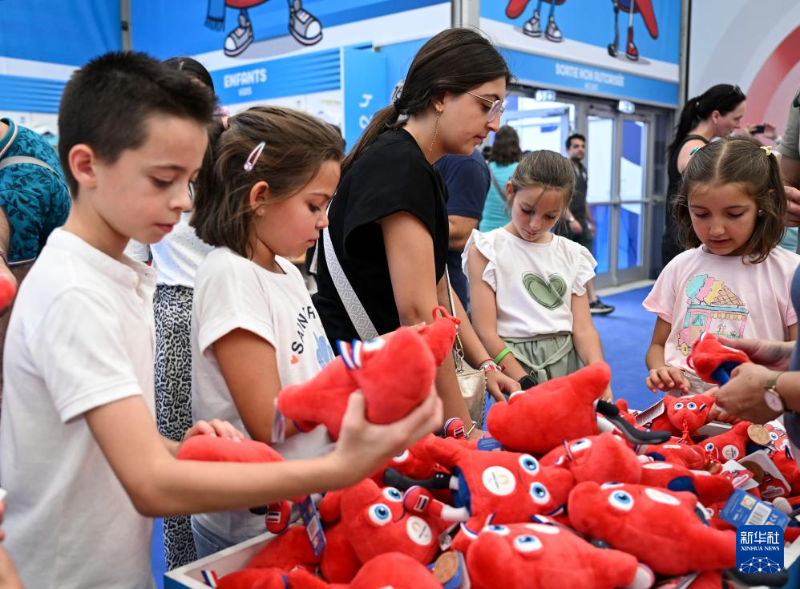 2024年巴黎奧運(yùn)會80%的奧運(yùn)會吉祥物“弗里吉”是中國制造。圖為6月27日，小顧客們在選購“弗里熱”周邊紀(jì)念品。（圖源：新華社）