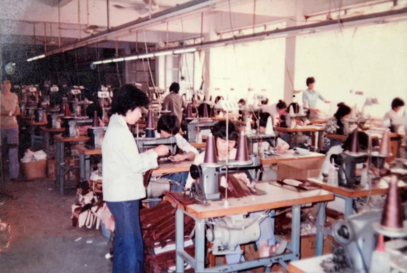 1978年，全國首家“三來一補(bǔ)”企業(yè)太平手袋廠落戶東莞。圖為位于虎門鎮(zhèn)的廠房生產(chǎn)車間。（圖源：香港文匯網(wǎng)）