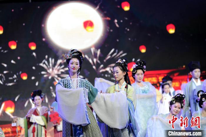 第五屆海峽客家中秋文藝晚會在福建龍巖舉行