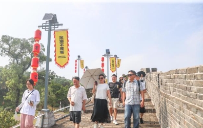 兩岸媒體人登上宋代古城墻參觀