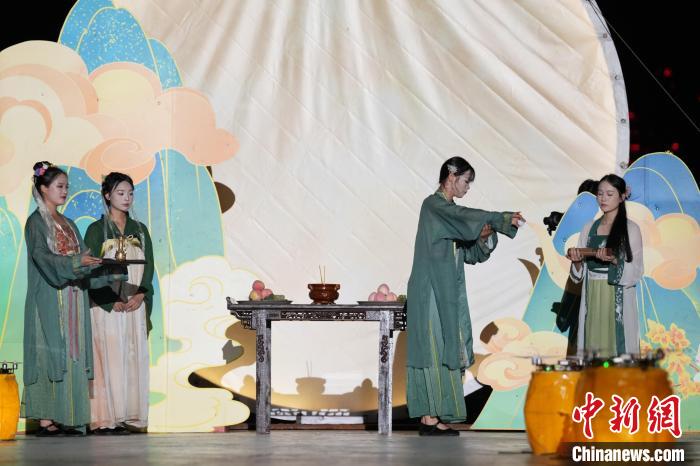 長(zhǎng)沙基層勞動(dòng)者吃合攏宴、觀祭月禮迎中秋節(jié)