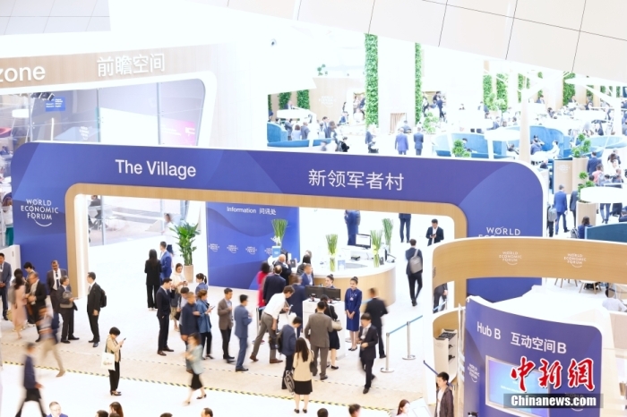 6月25日，世界經(jīng)濟(jì)論壇第十五屆新領(lǐng)軍者年會(又稱“夏季達(dá)沃斯論壇”)在遼寧大連開幕，來自近80個國家和地區(qū)的約1600位中外各界嘉賓相聚大連，共議“未來增長的新前沿”，探尋世界經(jīng)濟(jì)增長的新動能、新路徑。<a target='_blank' href='/'>中新社</a>記者 韓海丹 攝