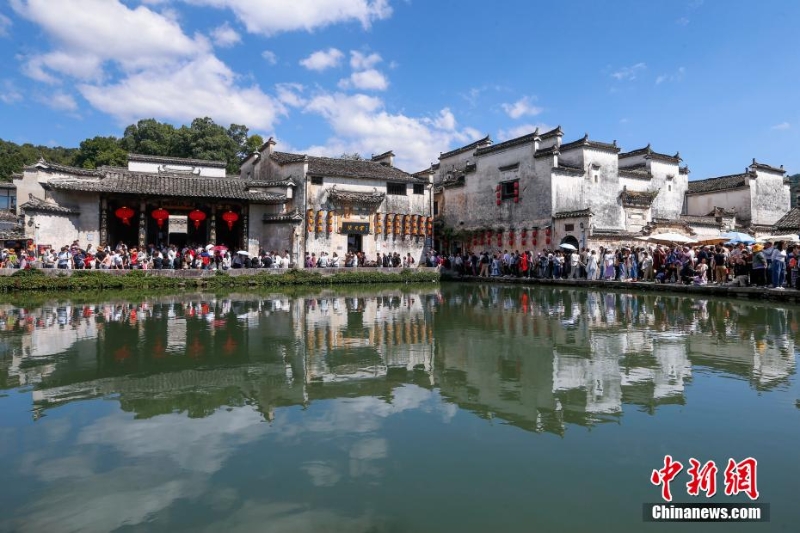 安徽黟縣:畫里宏村醉游人