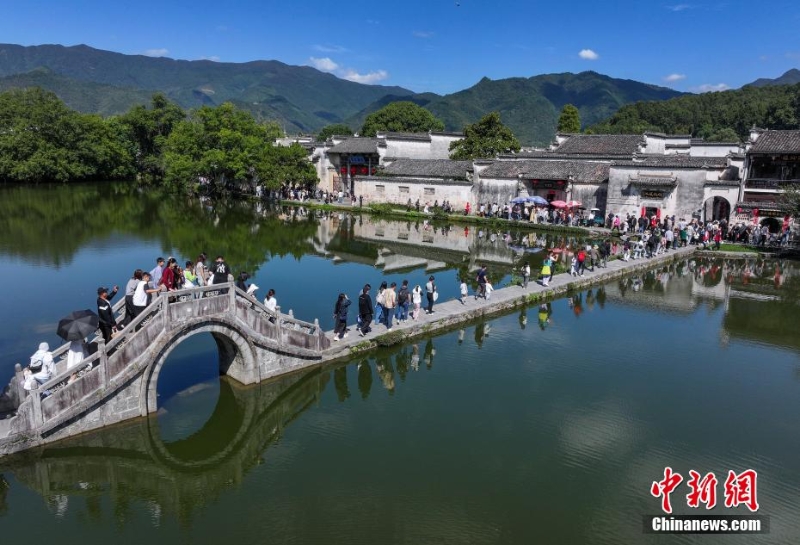 安徽黟縣:畫里宏村醉游人
