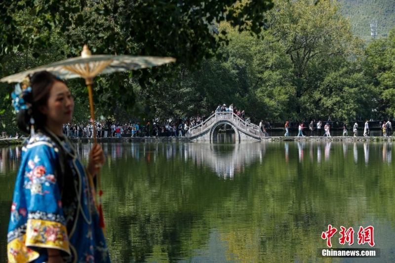 安徽黟縣:畫里宏村醉游人