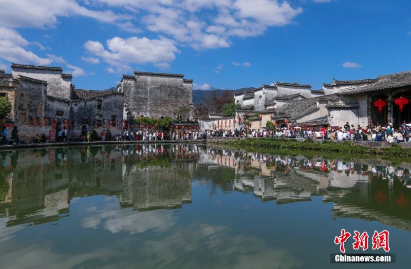 安徽黟縣:畫里宏村醉游人