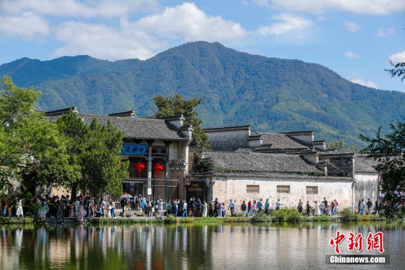 安徽黟縣:畫里宏村醉游人