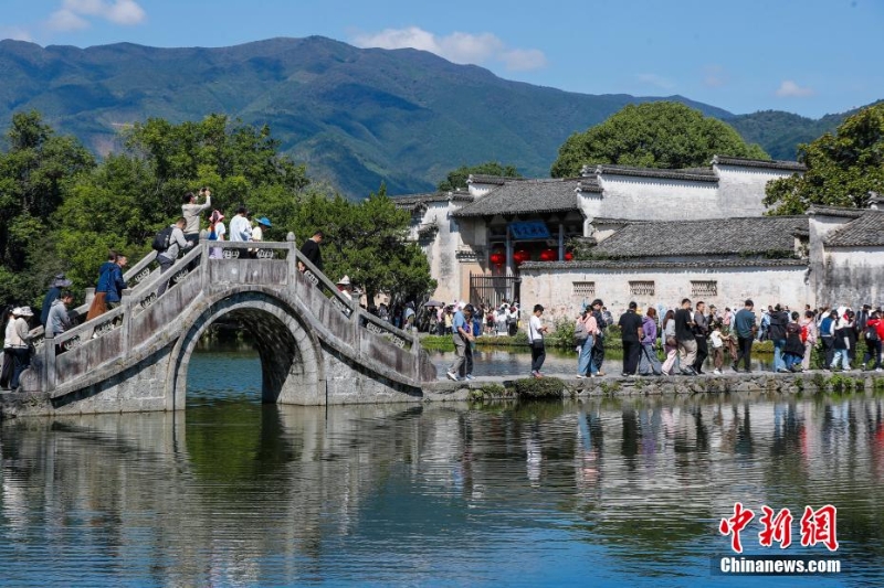 安徽黟縣:畫里宏村醉游人