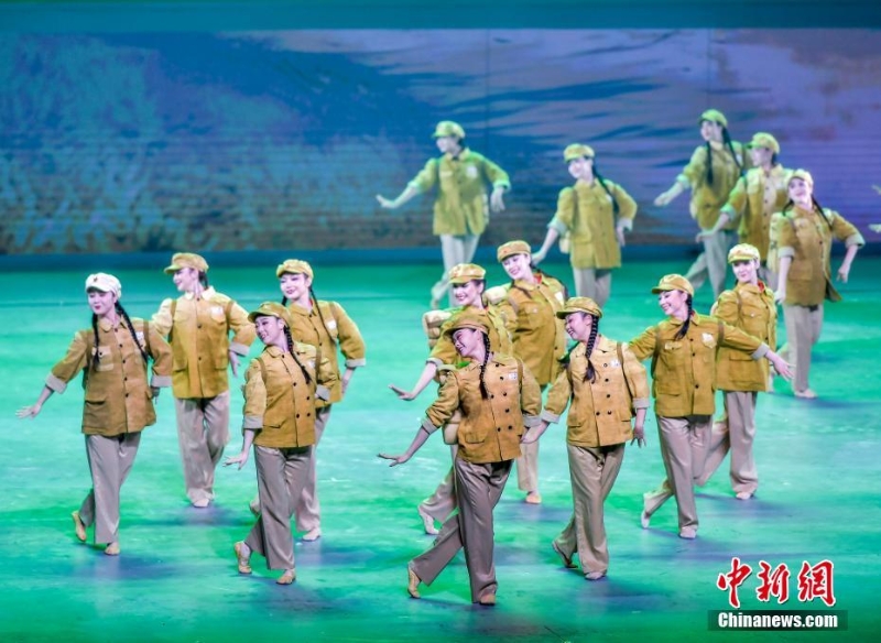 慶祝新疆生產(chǎn)建設(shè)兵團(tuán)成立70周年文藝晚會(huì)在烏魯木齊舉行