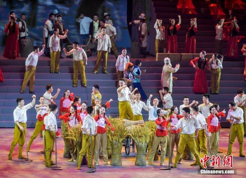 慶祝新疆生產(chǎn)建設(shè)兵團(tuán)成立70周年文藝晚會(huì)在烏魯木齊舉行