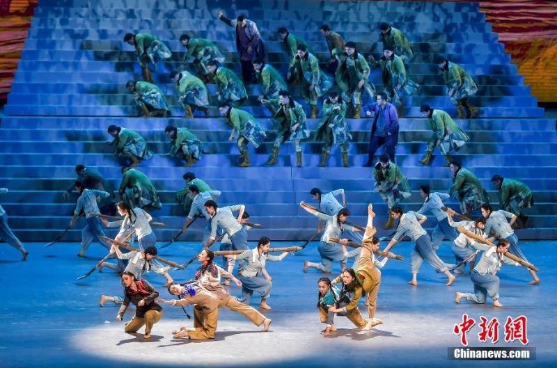 慶祝新疆生產(chǎn)建設(shè)兵團(tuán)成立70周年文藝晚會(huì)在烏魯木齊舉行