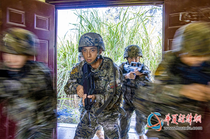 2、武警官兵在戰(zhàn)術(shù)訓(xùn)練突入房屋。劉晨 攝_副本