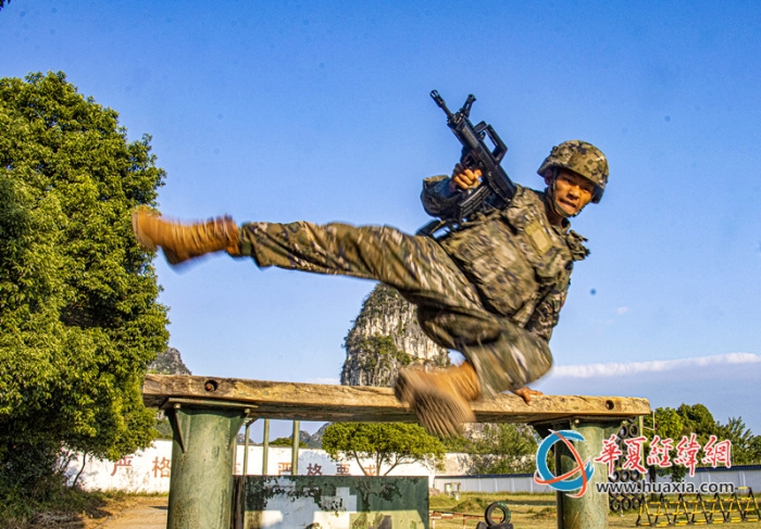 4、武警官兵攜槍通過100 米障礙。劉晨 攝_副本