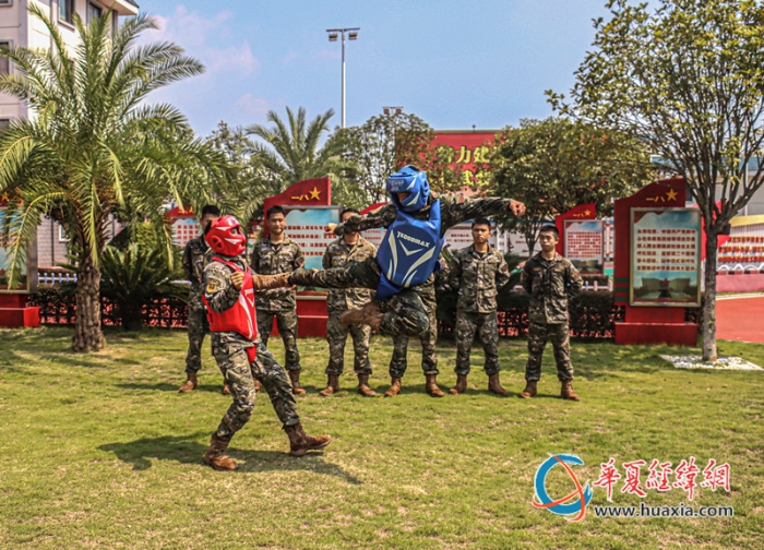 5、武警官兵在擒敵對(duì)抗訓(xùn)練中一招制敵。 黃卓森 攝_副本