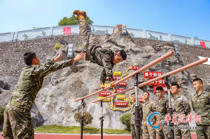 6、武警官兵在器械訓(xùn)練中身姿矯健。 黃卓森 攝_副本