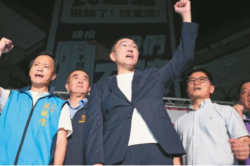 臺(tái)灣基隆市長(zhǎng)謝國(guó)梁（右二）罷免案10月13日投票，結(jié)果未能通過。（圖源：臺(tái)灣《聯(lián)合報(bào)》）