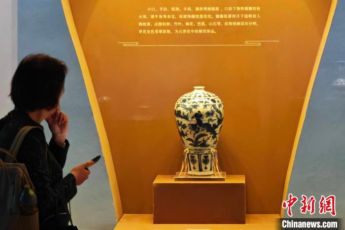 展現(xiàn)色彩美學(xué)南京六朝博物館“只此中國(guó)色——青”特展吸引觀眾