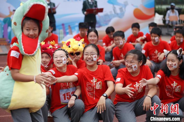 燃！南京中學(xué)生運(yùn)動(dòng)會(huì)創(chuàng)意無(wú)限“共繪家鄉(xiāng)美”