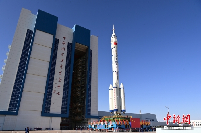 10月22日，據(jù)中國載人航天工程辦公室消息，神舟十九號載人飛船與長征二號F遙十九運(yùn)載火箭組合體已轉(zhuǎn)運(yùn)至發(fā)射區(qū)。 <a target='_blank' href='/'>中新社</a>發(fā) 汪江波 攝