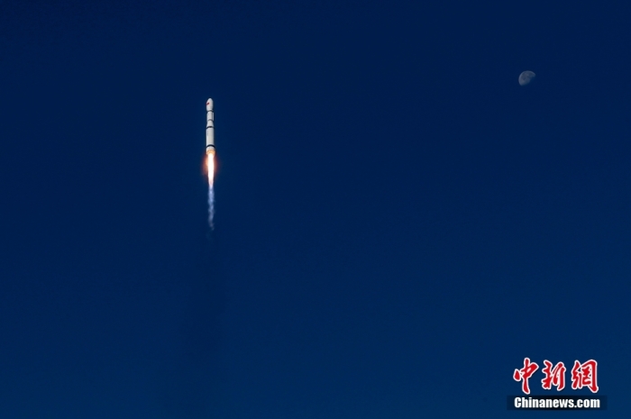 北京時間2024年10月22日8時10分，我國在太原衛(wèi)星發(fā)射中心使用長征六號運載火箭，成功將天平三號衛(wèi)星發(fā)射升空，衛(wèi)星順利進入預(yù)定軌道，發(fā)射任務(wù)獲得圓滿成功。該衛(wèi)星主要用于地面雷達設(shè)備標校和RCS測量，為地面光學(xué)設(shè)備成像試驗和低軌空間環(huán)境探測監(jiān)視試驗提供支持，為大氣空間環(huán)境測量和軌道預(yù)報模型修正提供服務(wù)。鄭逃逃 攝