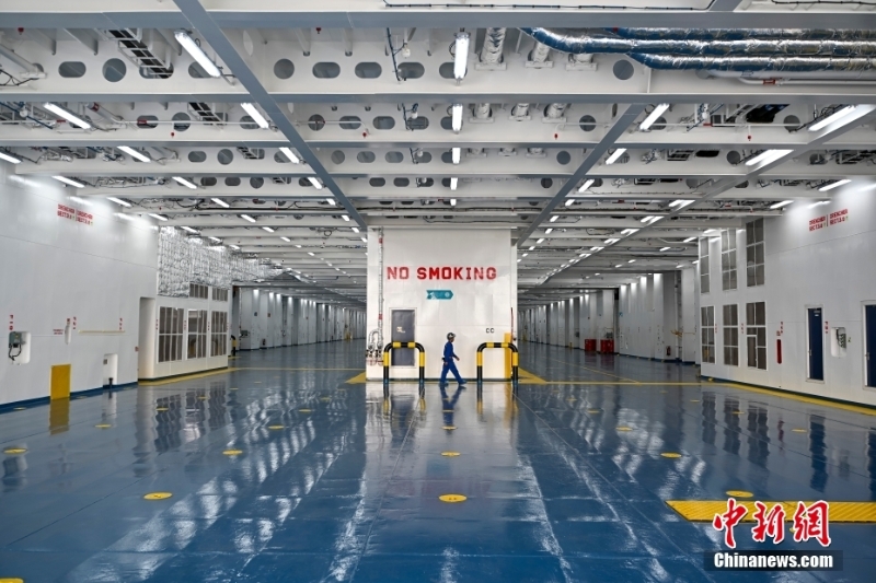 中國自主研制的首艘大型出口客滾船在廣州命名交付