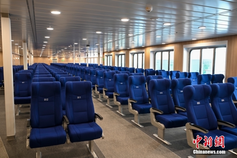 中國自主研制的首艘大型出口客滾船在廣州命名交付