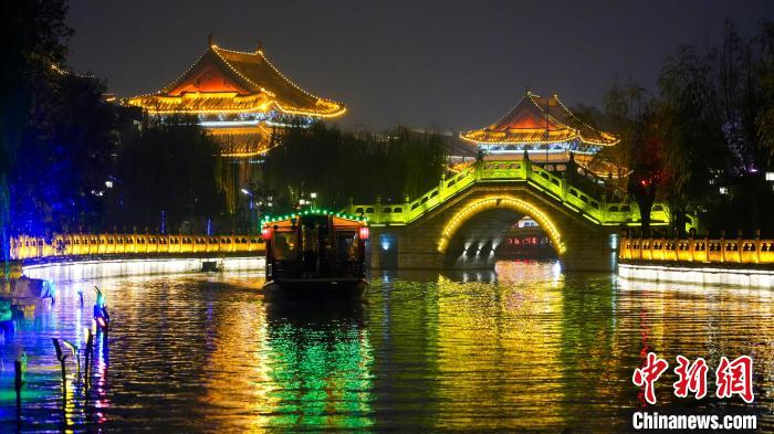 海外華媒賞“鄭”風(fēng)“宋”韻感受河南夜經(jīng)濟