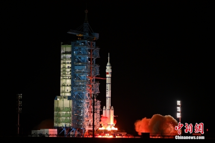 北京時間2024年10月30日4時27分，搭載神舟十九號載人飛船的長征二號F遙十九運(yùn)載火箭在酒泉衛(wèi)星發(fā)射中心點(diǎn)火發(fā)射。汪江波 攝