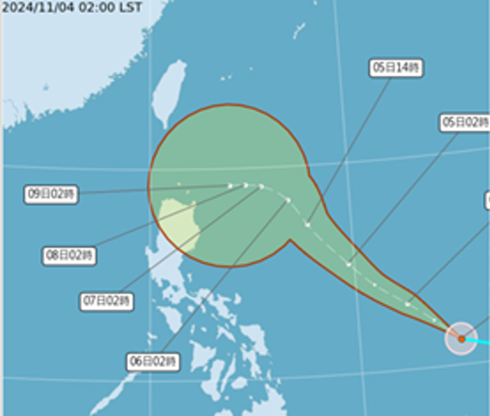 最新（4日2時(shí)）中央氣象署「路徑潛勢(shì)預(yù)測(cè)圖」顯示，「銀杏」未來(lái)3天向西北進(jìn)行，3至5天、接近臺(tái)灣東南方海面，緩慢偏西移動(dòng)，紅框不確定性範(fàn)圍擴(kuò)大。（翻攝自氣象署）