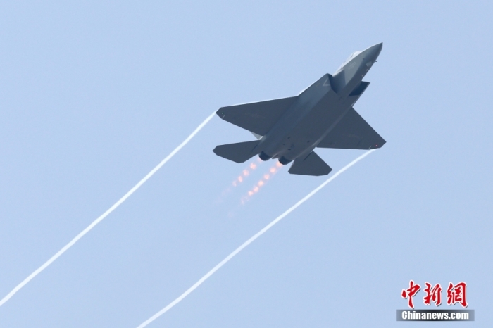 11月12日，殲-35A在第十五屆中國航展上進(jìn)行飛行展示。當(dāng)日，第十五屆中國國際航空航天博覽會(huì)在珠海國際航展中心開幕。<a target='_blank' href='/'>中新社</a>記者 富田 攝