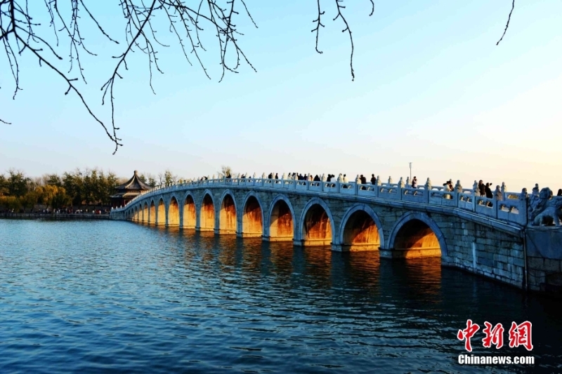 北京:頤和園十七孔橋“金光穿洞”景象開始“閃亮登場”