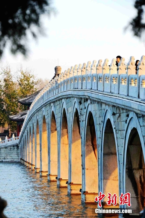 北京:頤和園十七孔橋“金光穿洞”景象開始“閃亮登場”