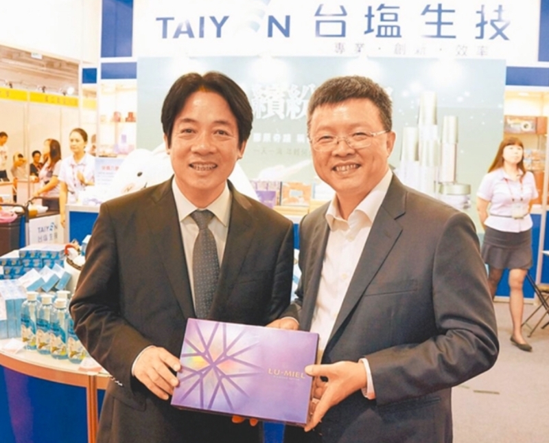圖為2016年時(shí)任臺(tái)南市長賴清德（左）與臺(tái)鹽前董事長陳啟昱（右）。（圖源：臺(tái)灣“中時(shí)新聞網(wǎng)”）